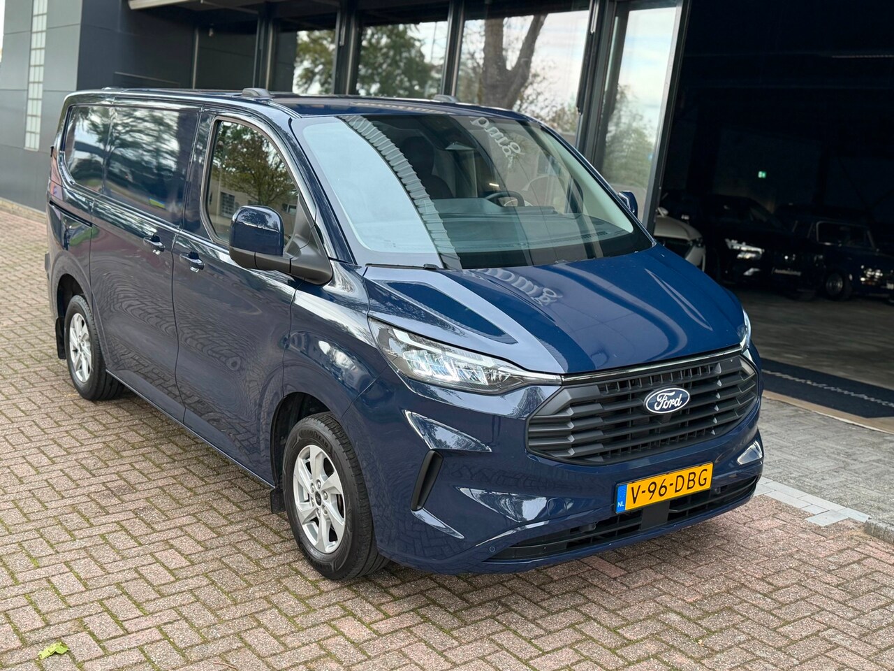 Ford Transit Custom - 320 2.0 TDCI L1H1 Limited|CarPlay|2X Schuifdeur|Origineel NL|Trekhaak|1e Eigenaar|Automaat - AutoWereld.nl