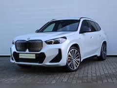 BMW iX1 - eDrive20 M Sport / Panoramadak / Sportstoelen / Comfort Access / Achteruitrijcamera / M Ad