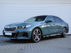 BMW 5-serie - 550e xDrive M Sport Automaat / Panoramadak / Adaptief onderstel professional / Bowers & Wi
