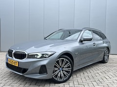 BMW 3-serie Touring - 320e 204 pk Trekhaak Leder Stoelverwarming Camera Live Cockpit Plus Widescreen Elektrische