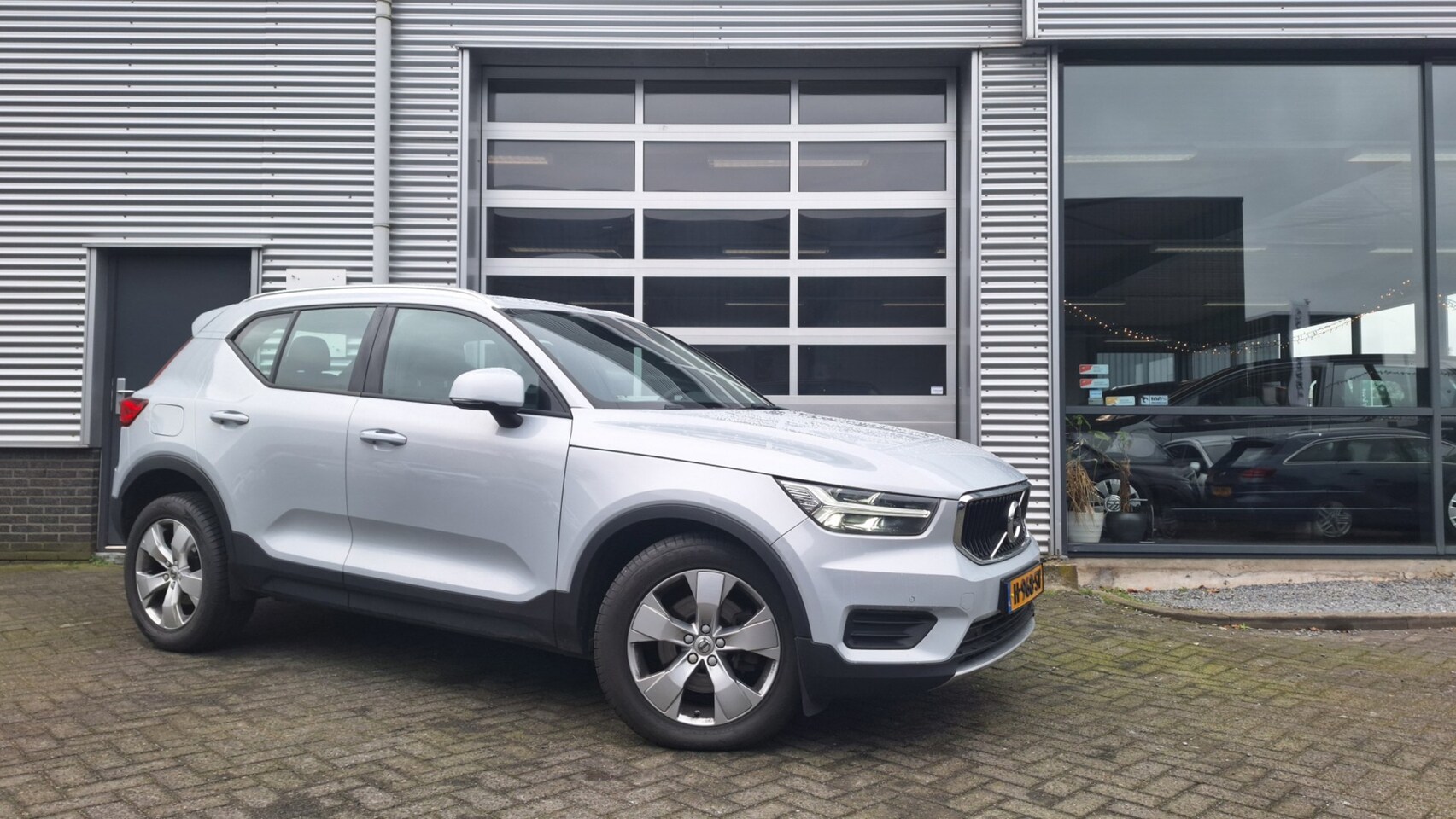 Volvo XC40 - 2.0 T4 R-Design 2.0, Automaat, Leer, Navi, Harman Kardon, BOMVOL - AutoWereld.nl