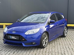 Ford Focus - 2.0 EcoBoost ST-2 LEDEREN RECARO STOELEN
