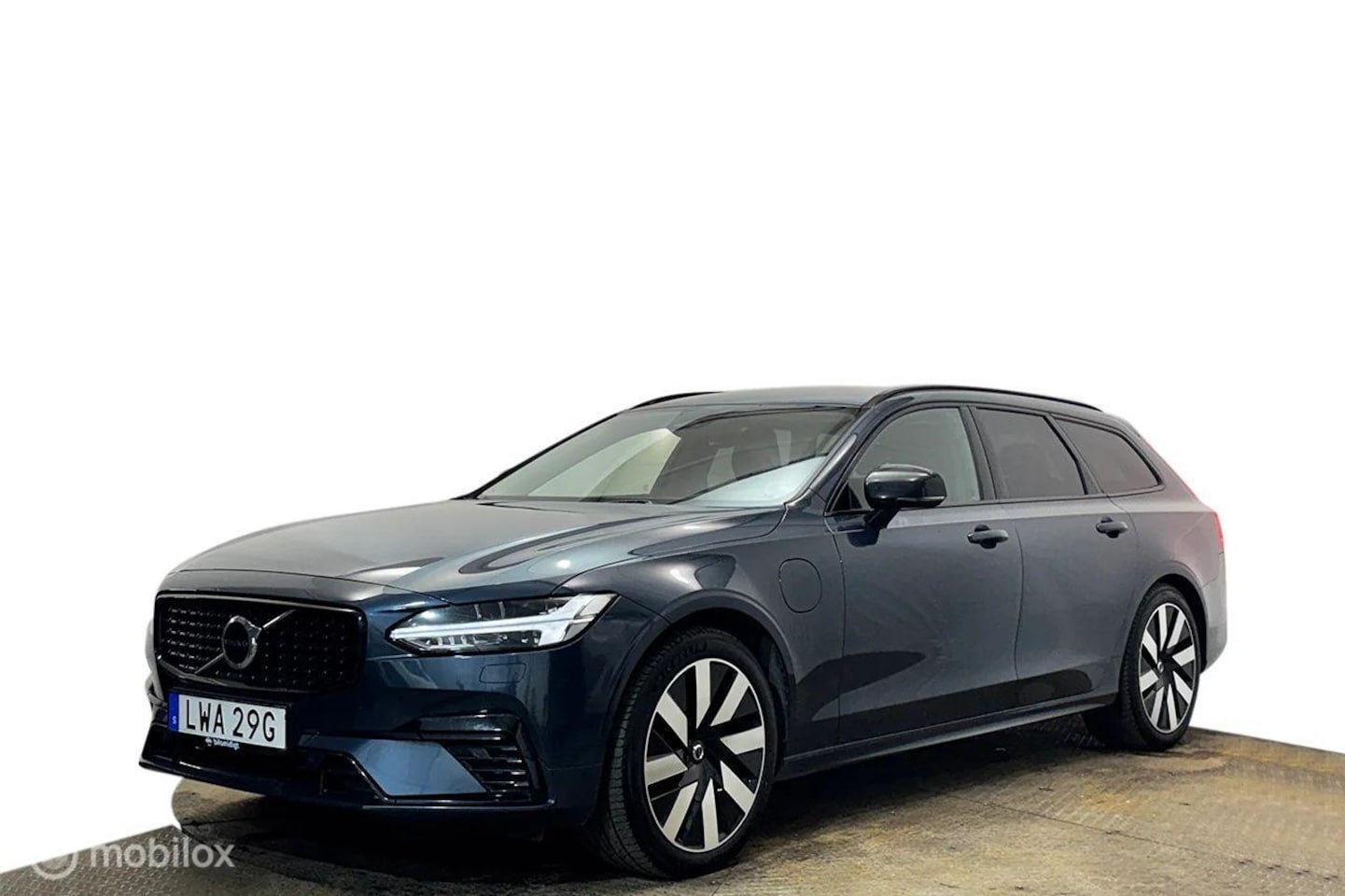 Volvo V90 - 2.0 T6 Plug-in hybrid AWD Plus Dark, trekhaak - AutoWereld.nl
