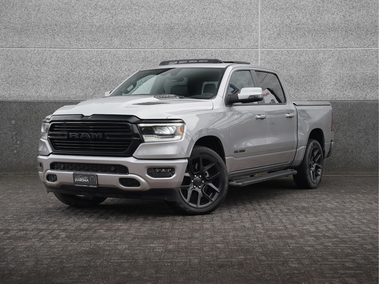 Dodge Ram 1500 - 5.7 V8 4x4 Crew Cab Sport |Panoramadak |Stoelverwarming/ ventilatie |Harman/Kardon audio - AutoWereld.nl
