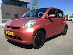 Daihatsu Sirion 2 - 1.0-12V Trend I Compl. Onderhoud I Apk 08-2027 I Kleine Beurt I 5 Drs I Elec Ramen I Centr
