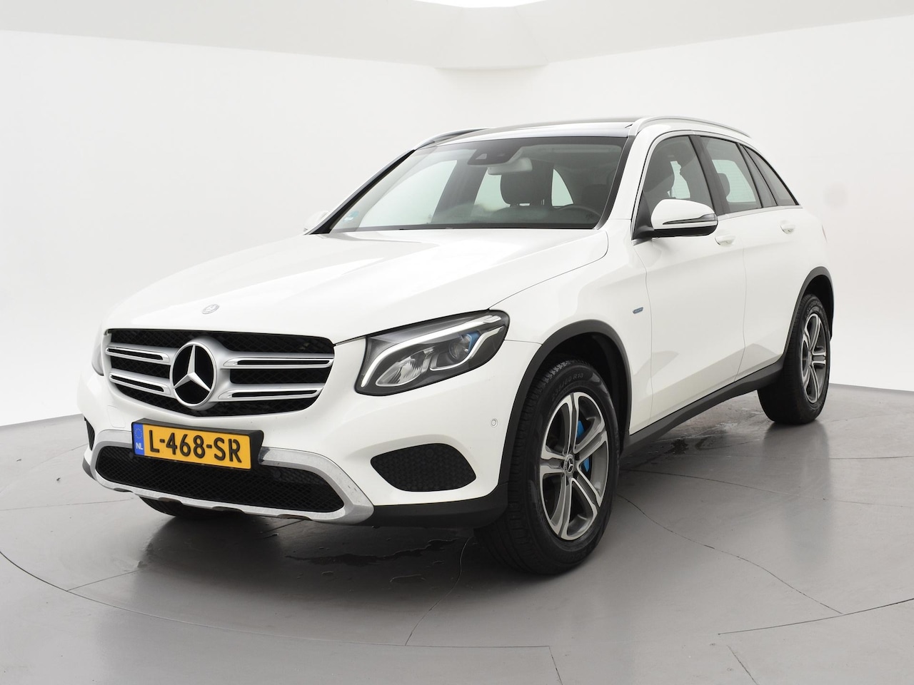 Mercedes-Benz GLC-klasse - 350e 4MATIC PLUG-IN HYBRID + TREKHAAK | PANORAMA | LUCHTVERING | LED | STOELVERWARMING - AutoWereld.nl