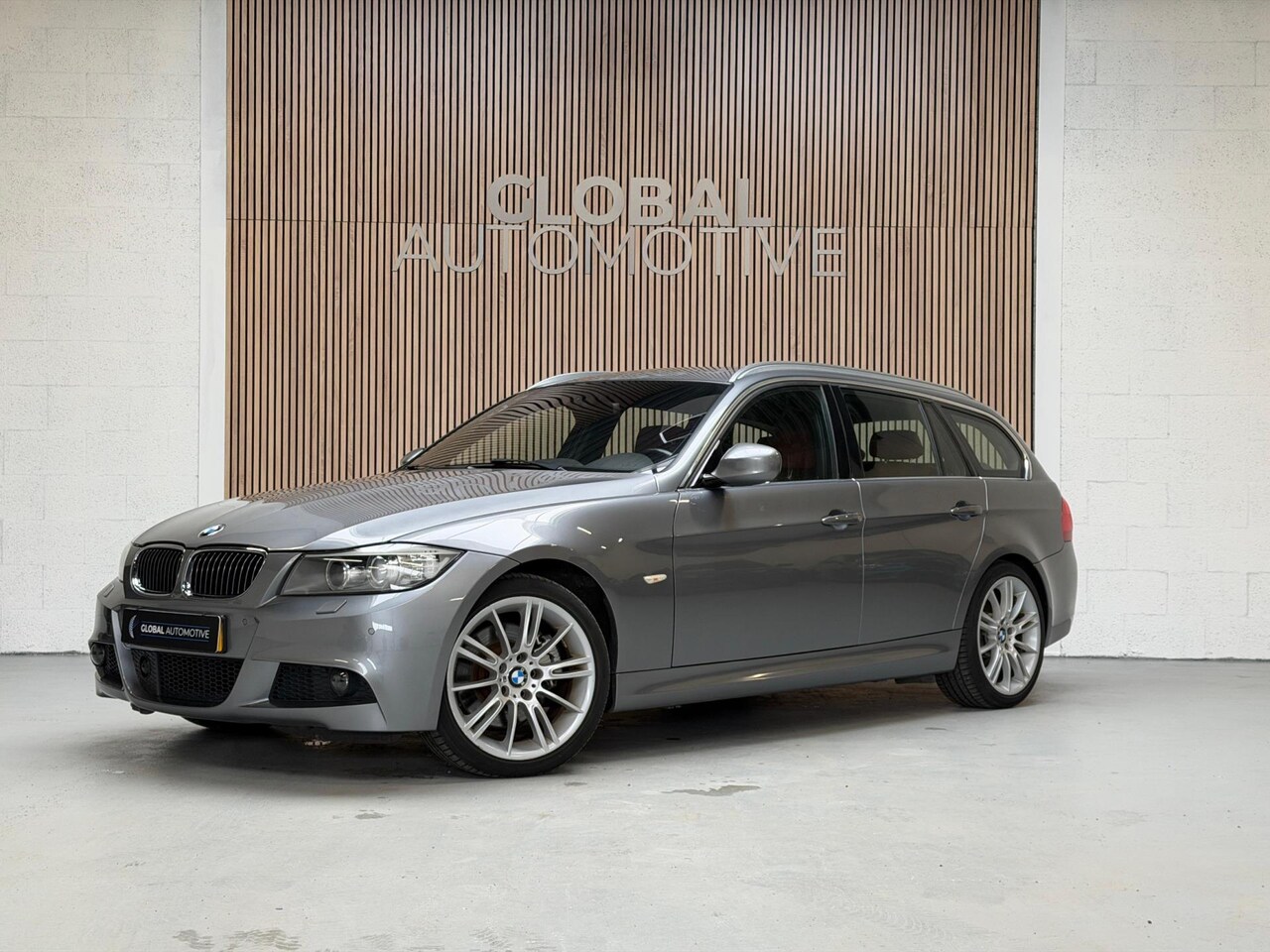 BMW 3-serie Touring - 325xi LCI - 6 CILINDER - AUTOMAAT - M PAKKET - LEER - NAVIGATIE - AutoWereld.nl