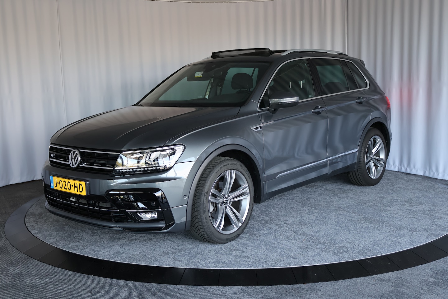 Volkswagen Tiguan - 1.5 TSI/DSG Highline R-line, Camera, Panoramdak, Trekhaak - AutoWereld.nl