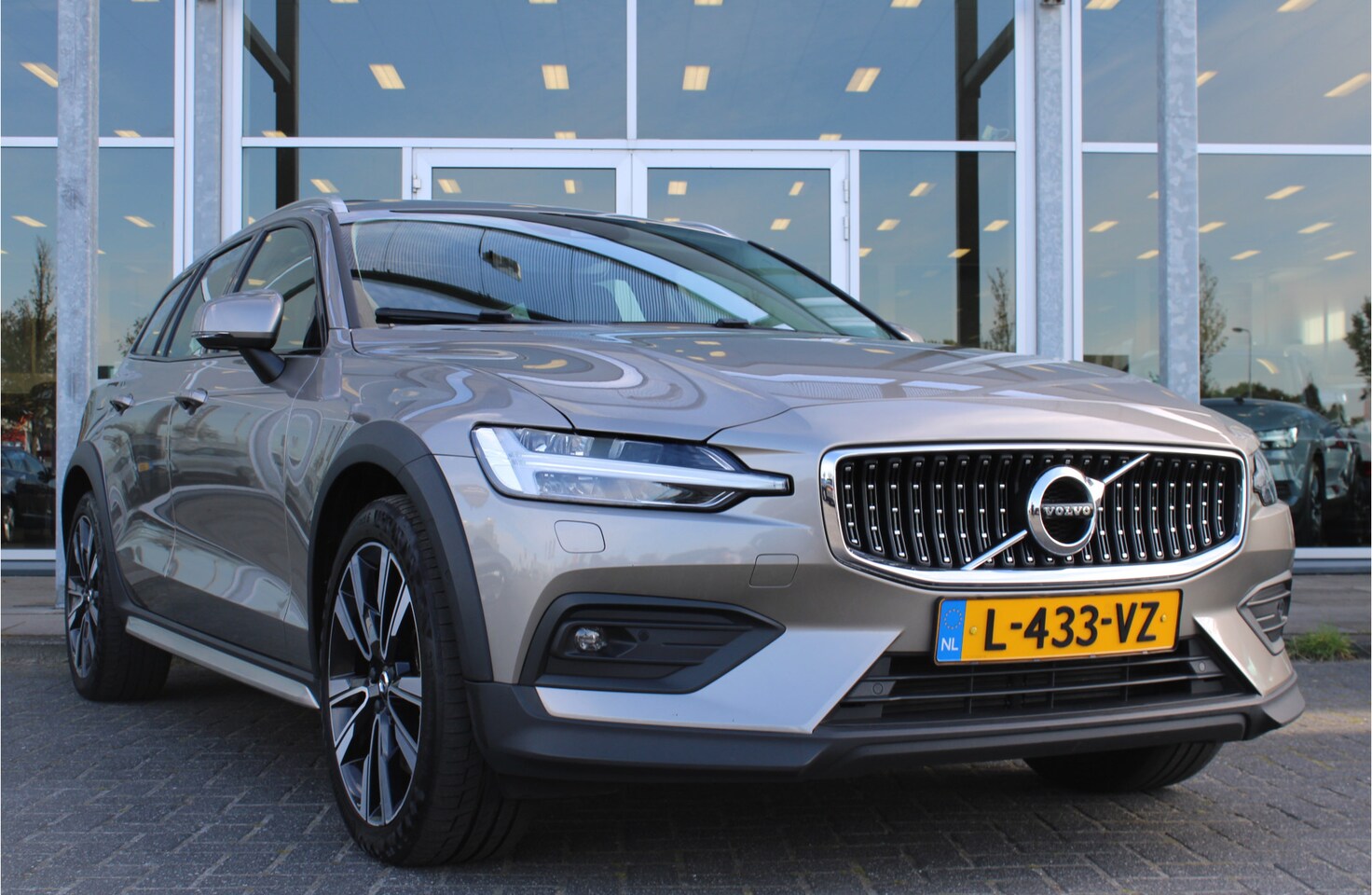 Volvo V60 Cross Country - B5 251PK Automaat AWD Pro | Massagestoelen | Head-Up | Schuif/kanteldak | Camera | Trekhaa - AutoWereld.nl
