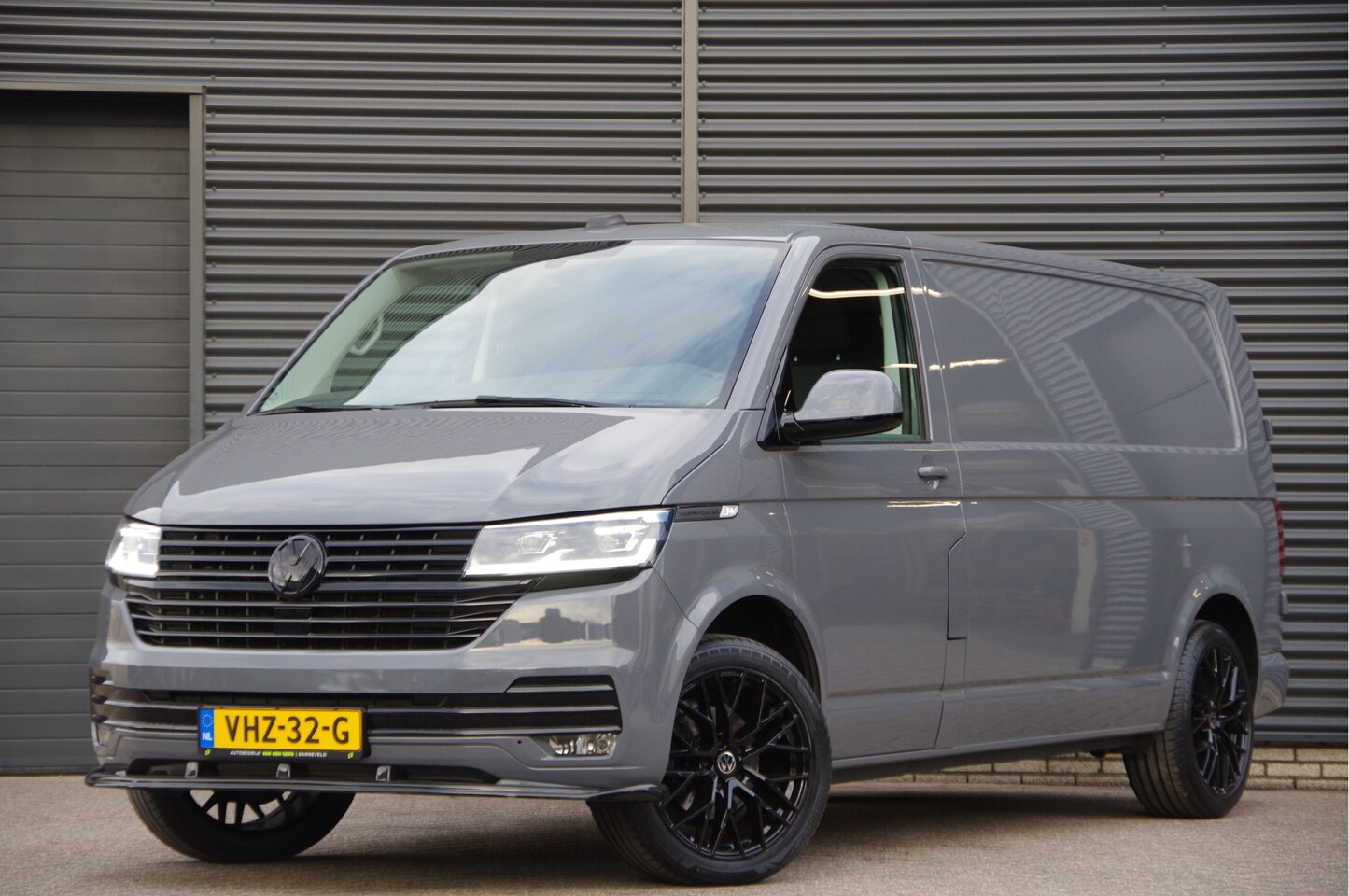 Volkswagen Transporter - 2.0 TDI L2 150PK AUT. LED, TREKHAAK, CRUISE, CARPLAY, AIRCO, PARKEERSENSOREN, NL AUTO, NAP - AutoWereld.nl