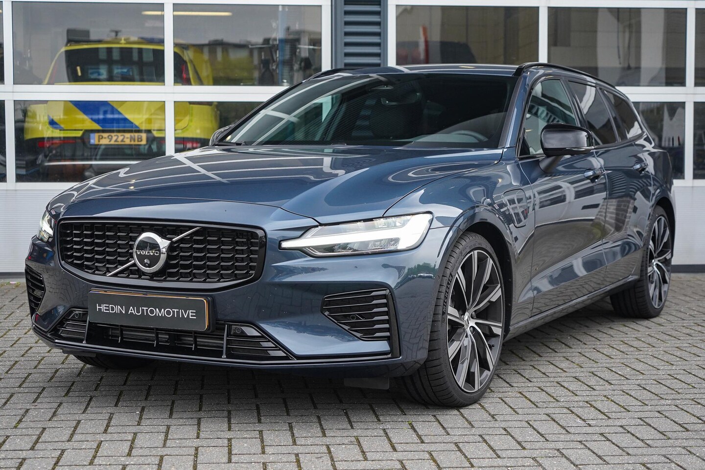 Volvo V60 - 2.0 T8 Plug-in hybrid AWD Plus Dark | Polestar Engineered | 360 Camera | Sportstoelen | Ke - AutoWereld.nl