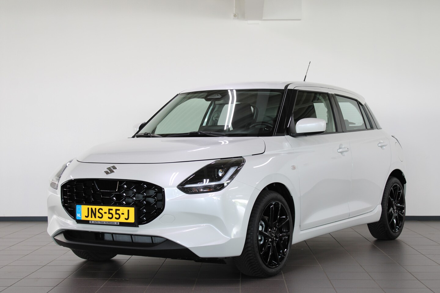Suzuki Swift - 1.2 Comfort Smart Hybrid / Navigatie / Keyless / Camera / 17'' LMV / All season banden / - AutoWereld.nl