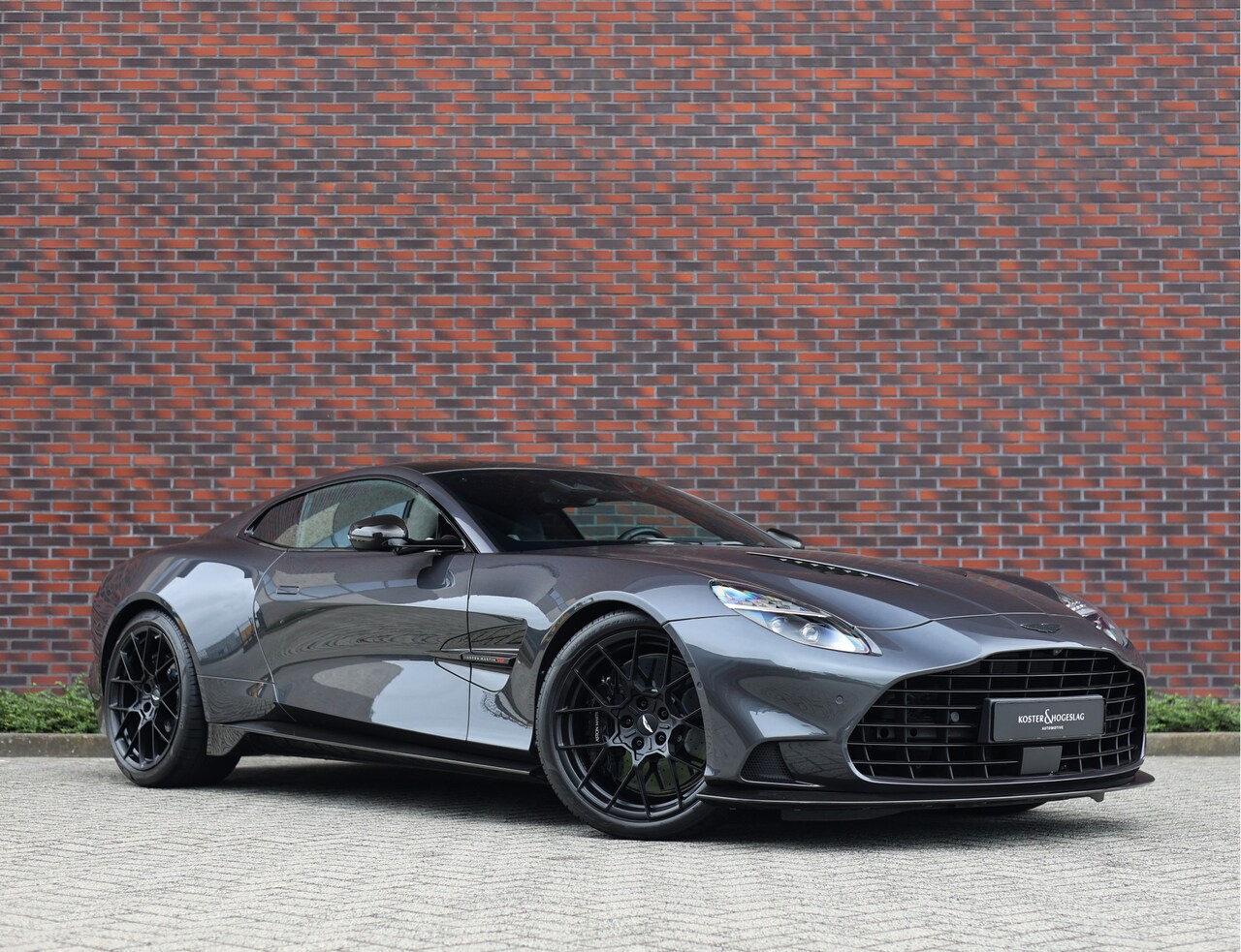 Aston Martin V12 Vanquish - 5.2 Coupe | Q Epsilon Black - Nieuwstaat - B&W - AutoWereld.nl