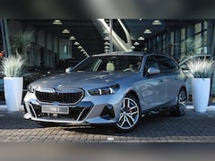 BMW 5-serie Touring - 520i M Sport Automaat / Trekhaak / Adaptieve LED / Comfort Access / Parking Assistant Plus