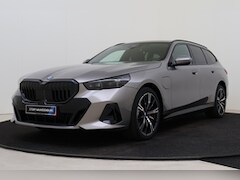 BMW 5-serie Touring - 530e M Sport Automaat / Panoramadak / Trekhaak / Bowers & Wilkins / Adaptieve LED / Parkin