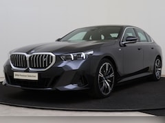 BMW i5 - eDrive40 M Sport / Panoramadak / Trekhaak / Parking Assistant Professional / Adaptieve LED