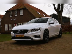 Volvo V60 - 1.6 T3 R-Design Aut. | Origineel NL | Slechts 95.000KM | Sportpakket | Historie | Navigati