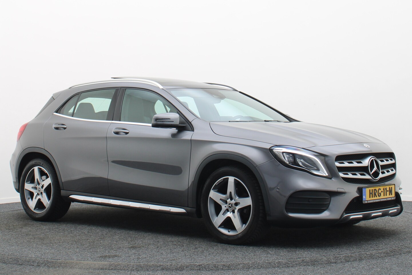 Mercedes-Benz GLA-Klasse - 200 Premium Plus AMG Panoramadak, Navigatie, Stoelverwarming, Cruise, 18" - AutoWereld.nl