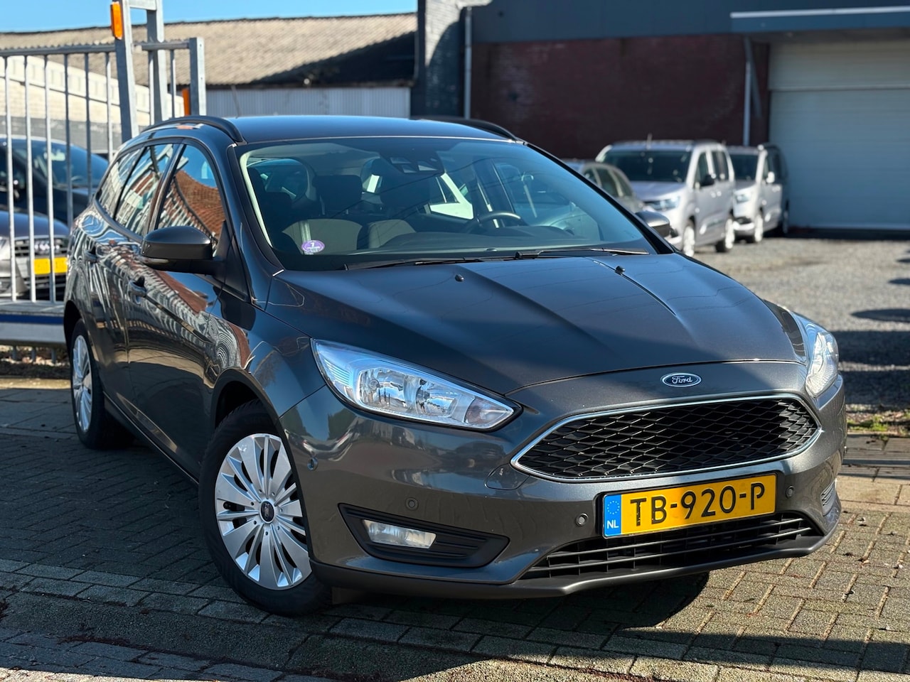 Ford Focus Wagon - 1.0 Lease Edition | Nieuwe D-Riem | Navigatie | Automatisch inparkeren | - AutoWereld.nl