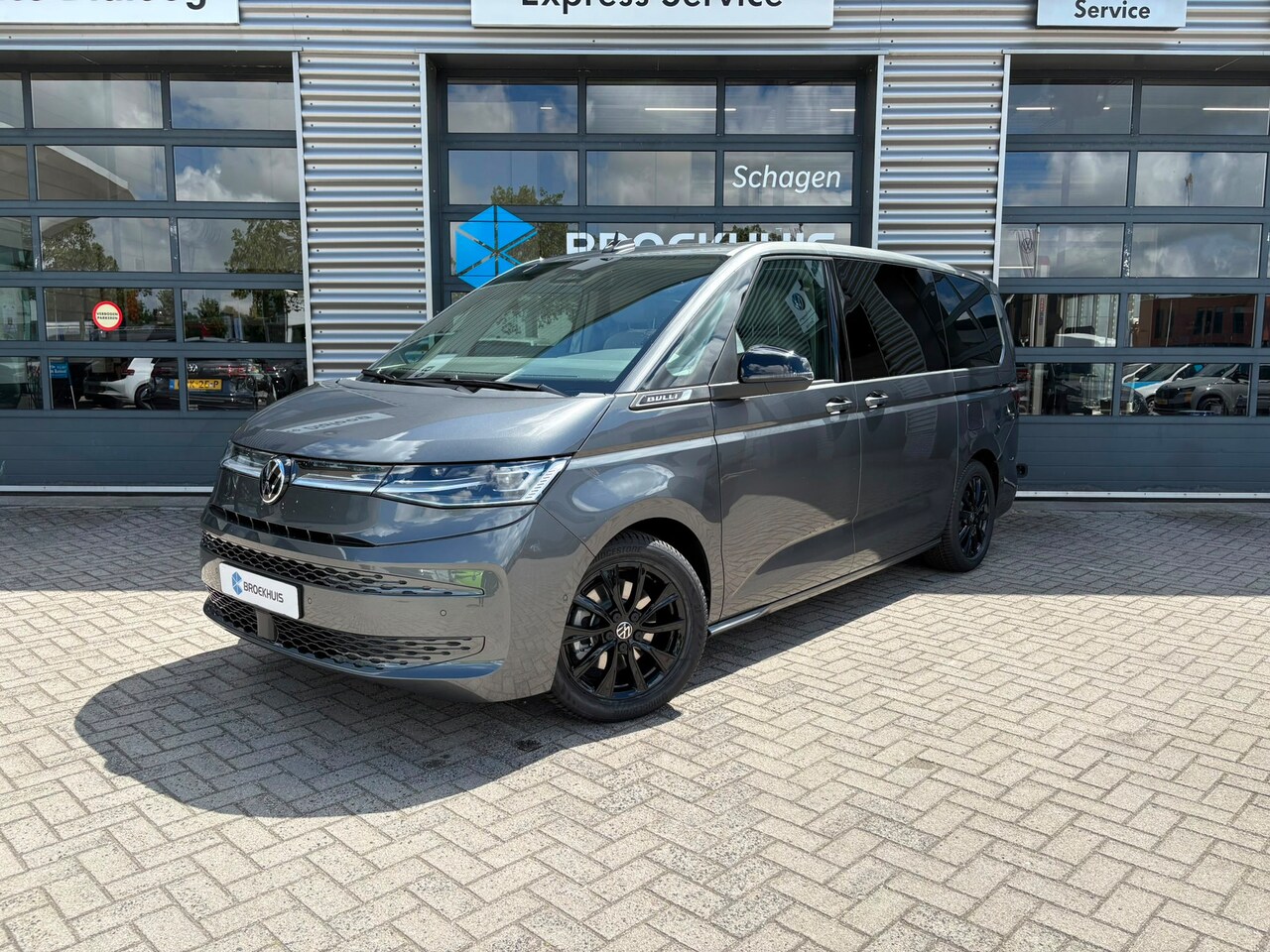 Volkswagen Multivan - eHybrid 4MOTION L2 | Bulli | Glazen Dak | Trekhaak | 4 Seizoenen banden | Vis-A-Vis | IQ-L - AutoWereld.nl