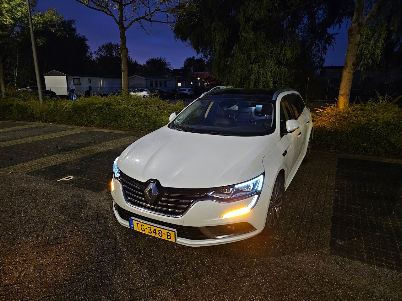 Renault Talisman Estate - 1.6 TCe Intens Panoramadak, Bose audio, halfleder, 4control, CC, Android Auto / Apple Carplay, parkassist - AutoWereld.nl