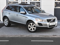 Volvo XC60 - 3.2 AWD Momentum automaat / zwart leer / panoramadak / trekhaak / cruise control / 4 elekt
