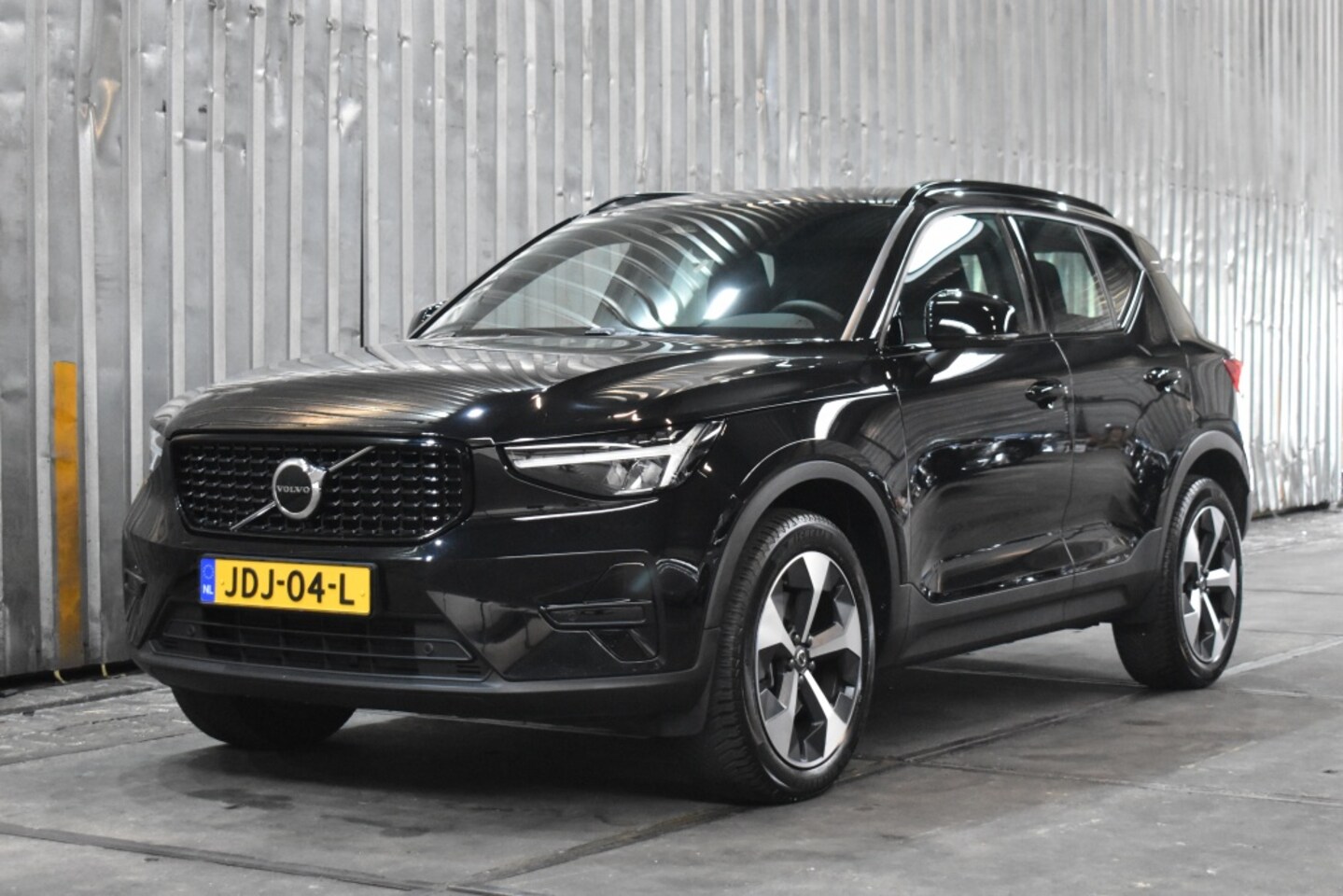 Volvo XC40 - B4 197PK Plus Dark | Trekhaak | Allseason Banden |19'' | Verwarm - AutoWereld.nl