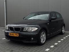 BMW 1-serie - 118i High Executive | APK 14-08-2027 | Parkeersensoren | Sportstoelen | Airco | Elektrisch