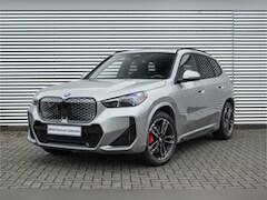 BMW iX1 - eDrive20 M Sport / Trekhaak / Panoramadak / Sportstoelen / Comfort Access / Adaptieve LED