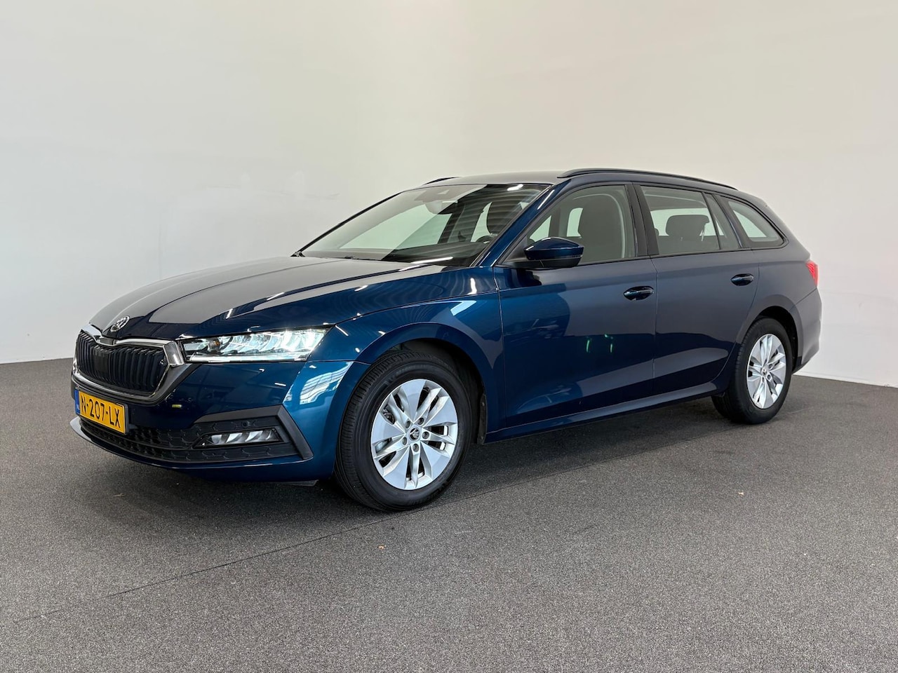 Skoda Octavia Combi - 1.0 e-TSI Business Edition Navigatie Apple Carplay/Android Auto Parkeersensoren Adaptive C - AutoWereld.nl