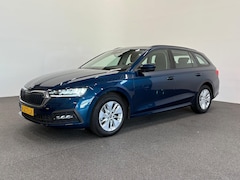 Skoda Octavia Combi - 1.0 e-TSI Business Edition Navigatie Apple Carplay/Android Auto Parkeersensoren Adaptive C