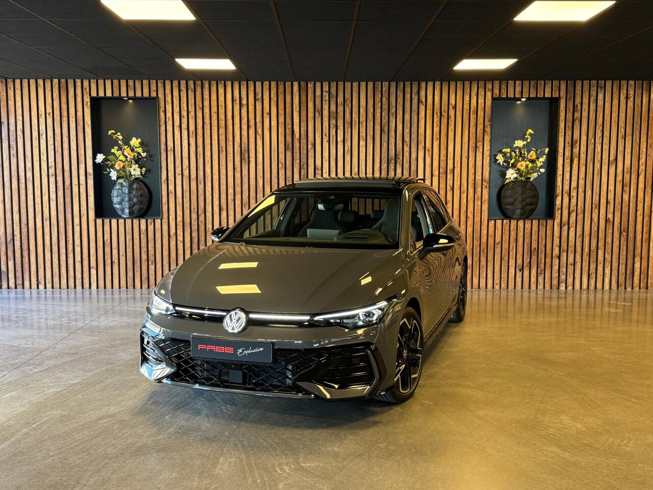 Volkswagen Golf - 1.5 eTSI R-Line / 360 Camera / Pano / H/K / Stoel/Stuur verwarming / Carplay - AutoWereld.nl