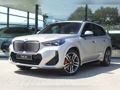 BMW iX1 - xDrive30 M Sport / Panoramadak / Trekhaak / Sportstoelen / Head-Up / Adaptieve LED / Parki