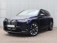 BMW iX - xDrive45 M Sport / Trekhaak / Panoramadak Sky Lounge / Comfort Access / Soft-Close / Adapt