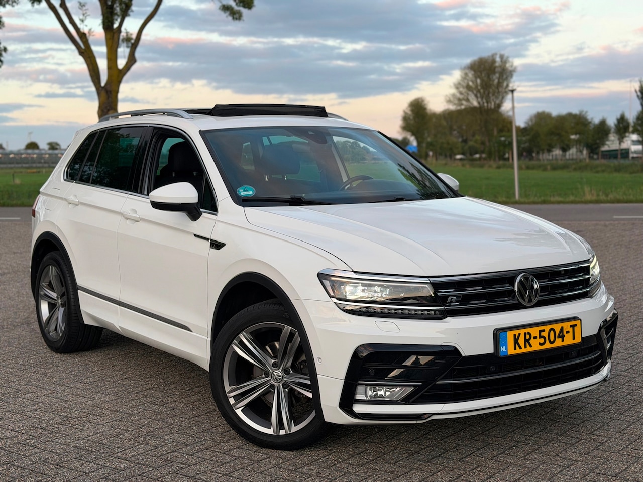 Volkswagen Tiguan - 1.4 TSI 125PK (bj 11-2016) R-Line PANO|CAMERA|SEBRING 19”|XENON - AutoWereld.nl