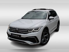Volkswagen Tiguan - 1.4 TSI eHybrid 245pk R-Line DSG Automaat / Panorama dak / IQ-Led / Zwenkbare trekhaak / L