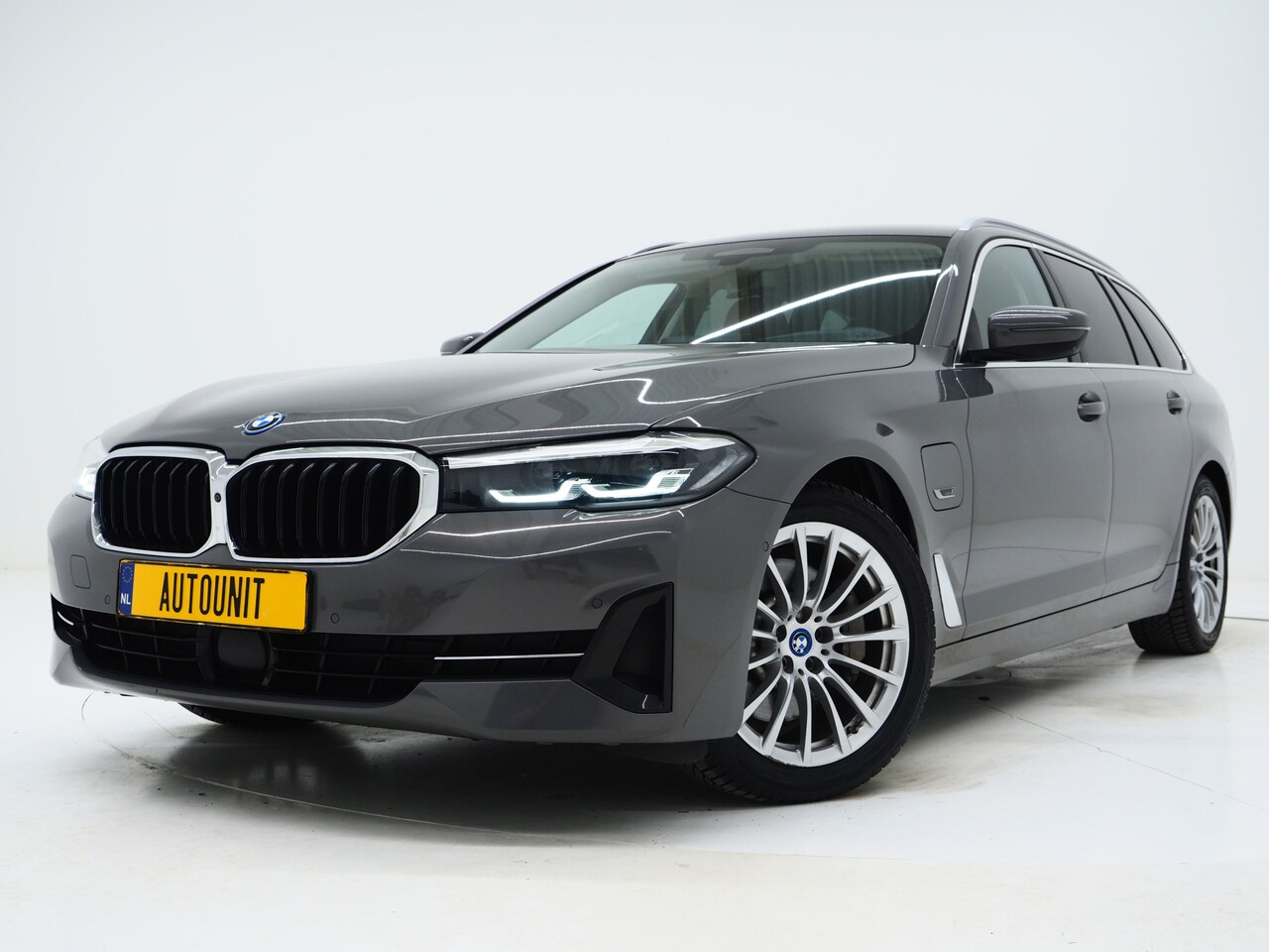 BMW 5-serie Touring - 520e | Leder | HUD | Adaptive Cruise | 360 | Dodehoek | Sfeerlicht | Stoelverwarming - AutoWereld.nl