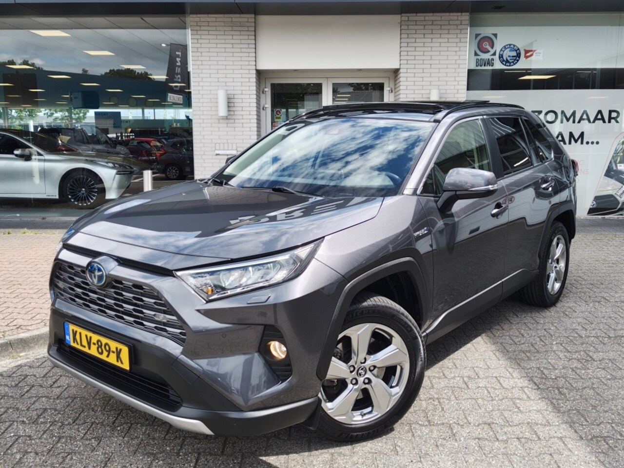 Toyota RAV4 - 2.5 Hybrid AWD Dynamic Plus | Trekhaak (1650kg trekgewicht) | Schuifkanteldak | Navi | Sto - AutoWereld.nl