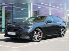 BMW 5-serie Touring - 550e xDrive M Sport Automaat / Trekhaak / Panoramadak / Comfort Access / Adaptieve LED / S