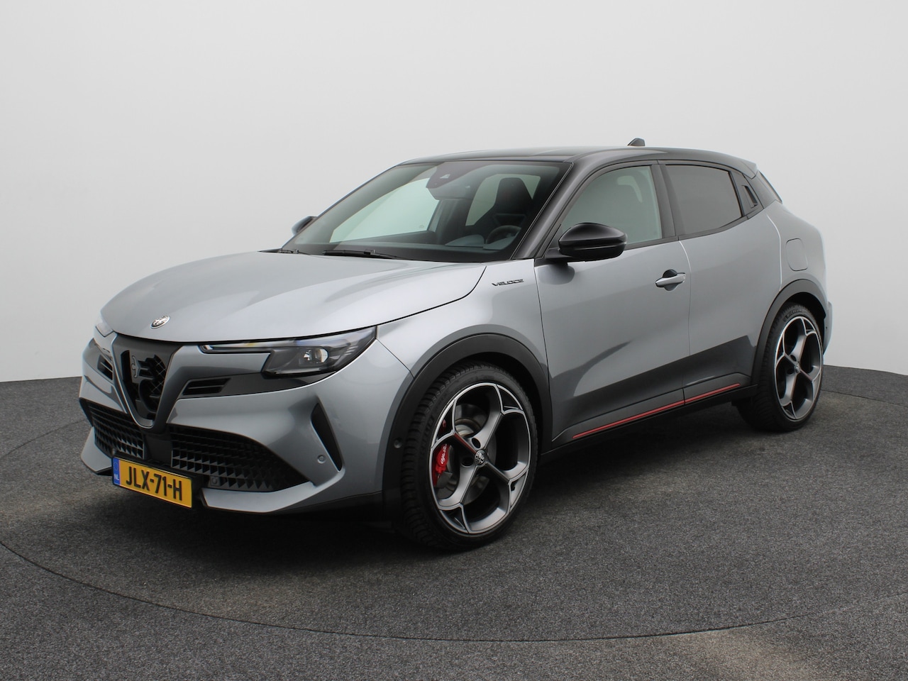 Alfa Romeo Junior - Elettrica Veloce 54 kWh 280 PK! | Sperdifferentieel | Sabelt Kuipstoelen | Camera | Parkee - AutoWereld.nl