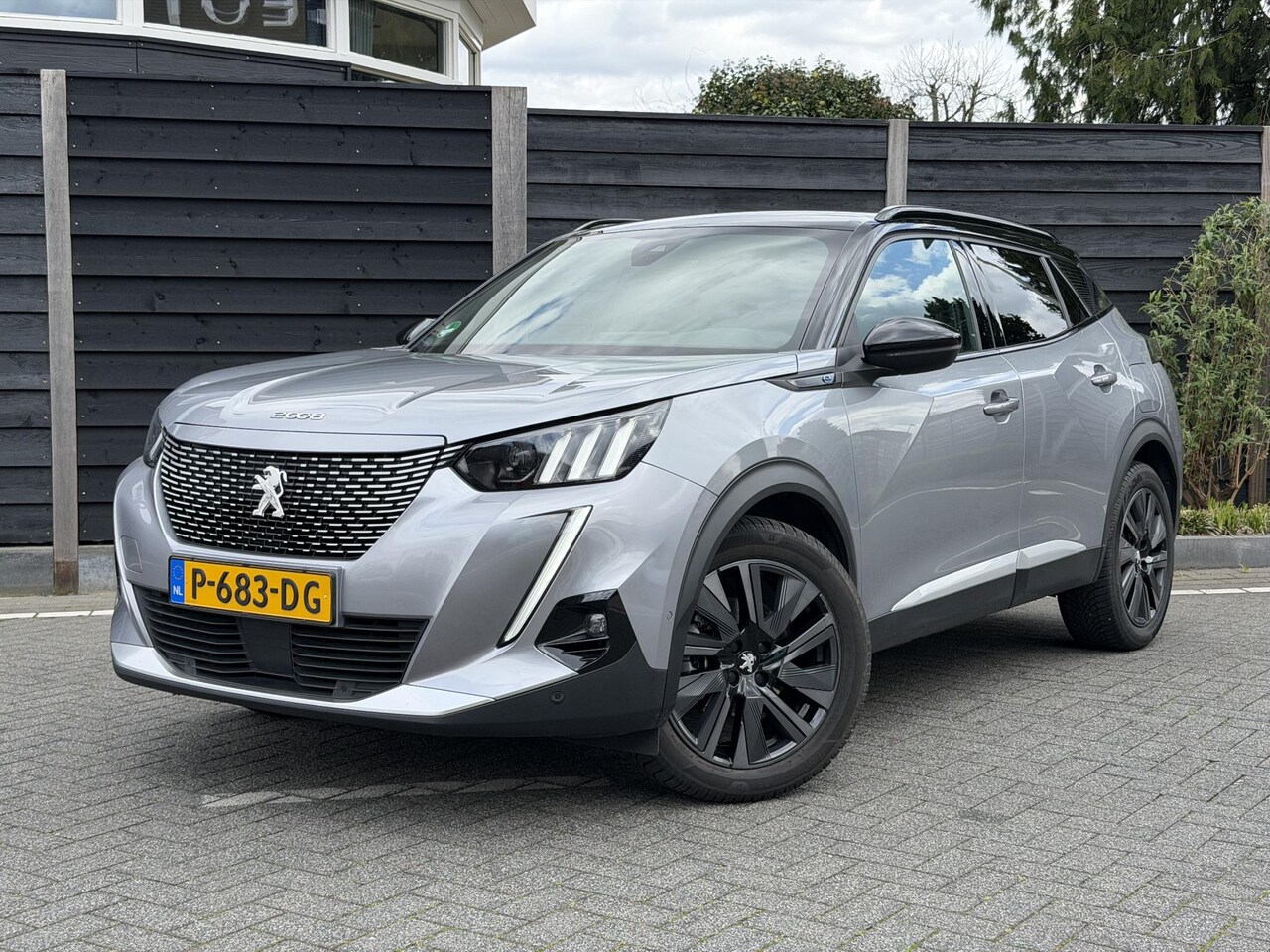 Peugeot e-2008 - GT Pack 50 kWh 136PK Automaat Navigatie, Achteruitrijcamera, Keyless, Stoelverwarming, Ada - AutoWereld.nl