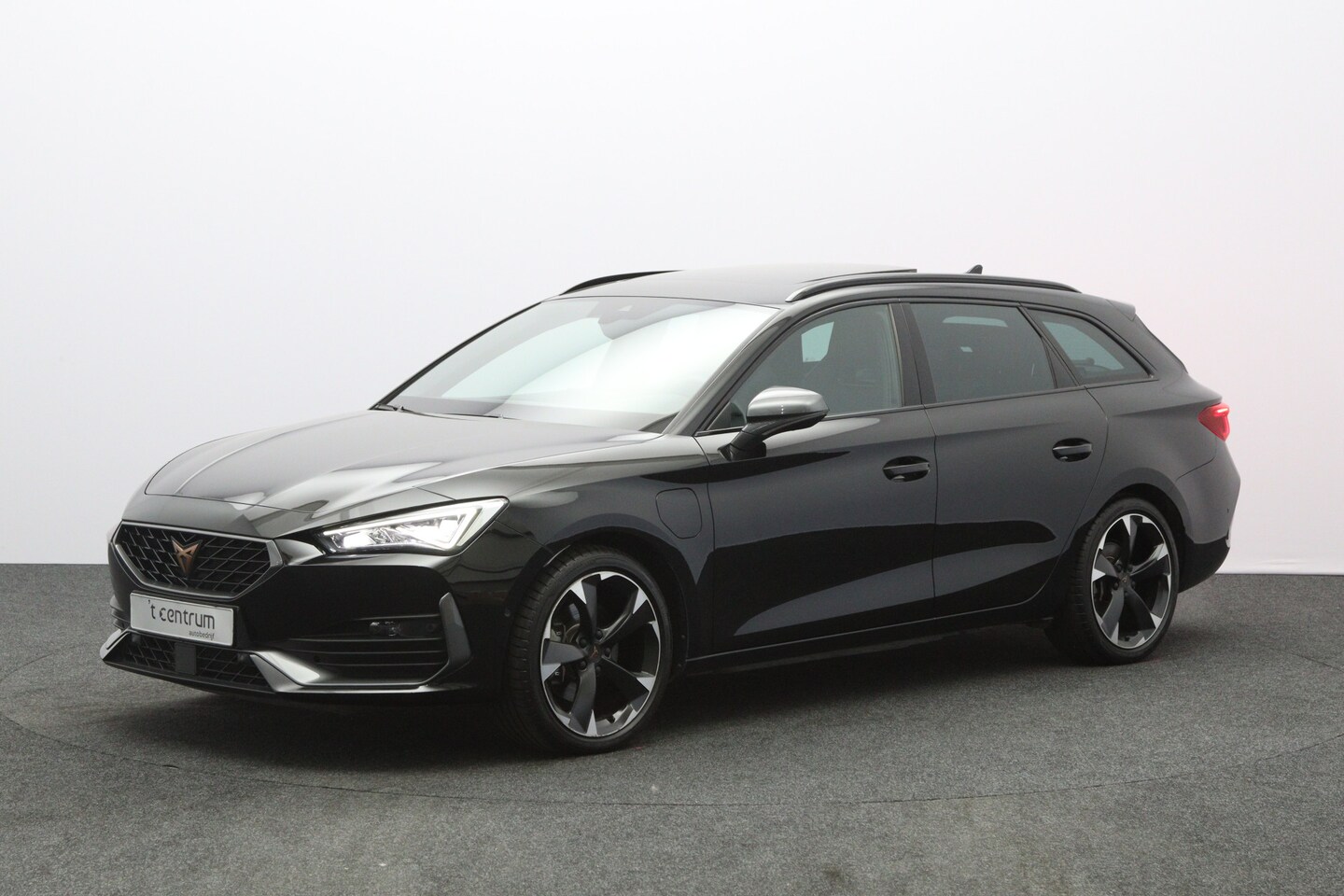 CUPRA Leon Sportstourer - 1.4 e-Hybrid 204 PK Business PHEV, Panoramadak, Camera, Winterpakket, Kuipstoelen - AutoWereld.nl