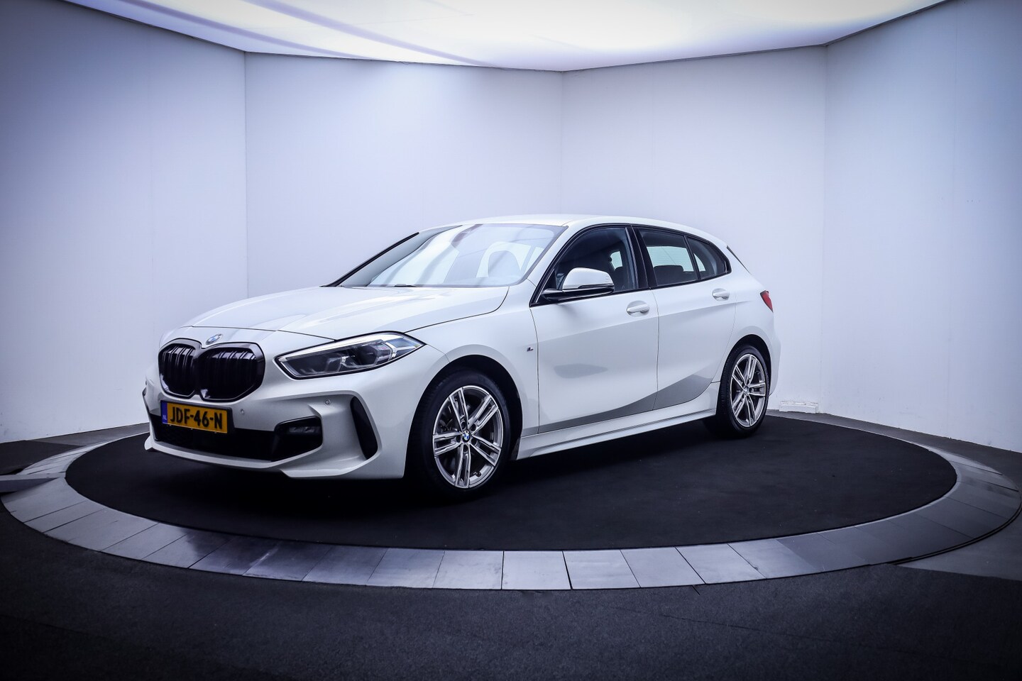 BMW 1-serie - 120i M-Sport High Executive FULL LED | HIFI | STOELVERW | CARPLAY | NAVI | DAB | PDC V+A | - AutoWereld.nl