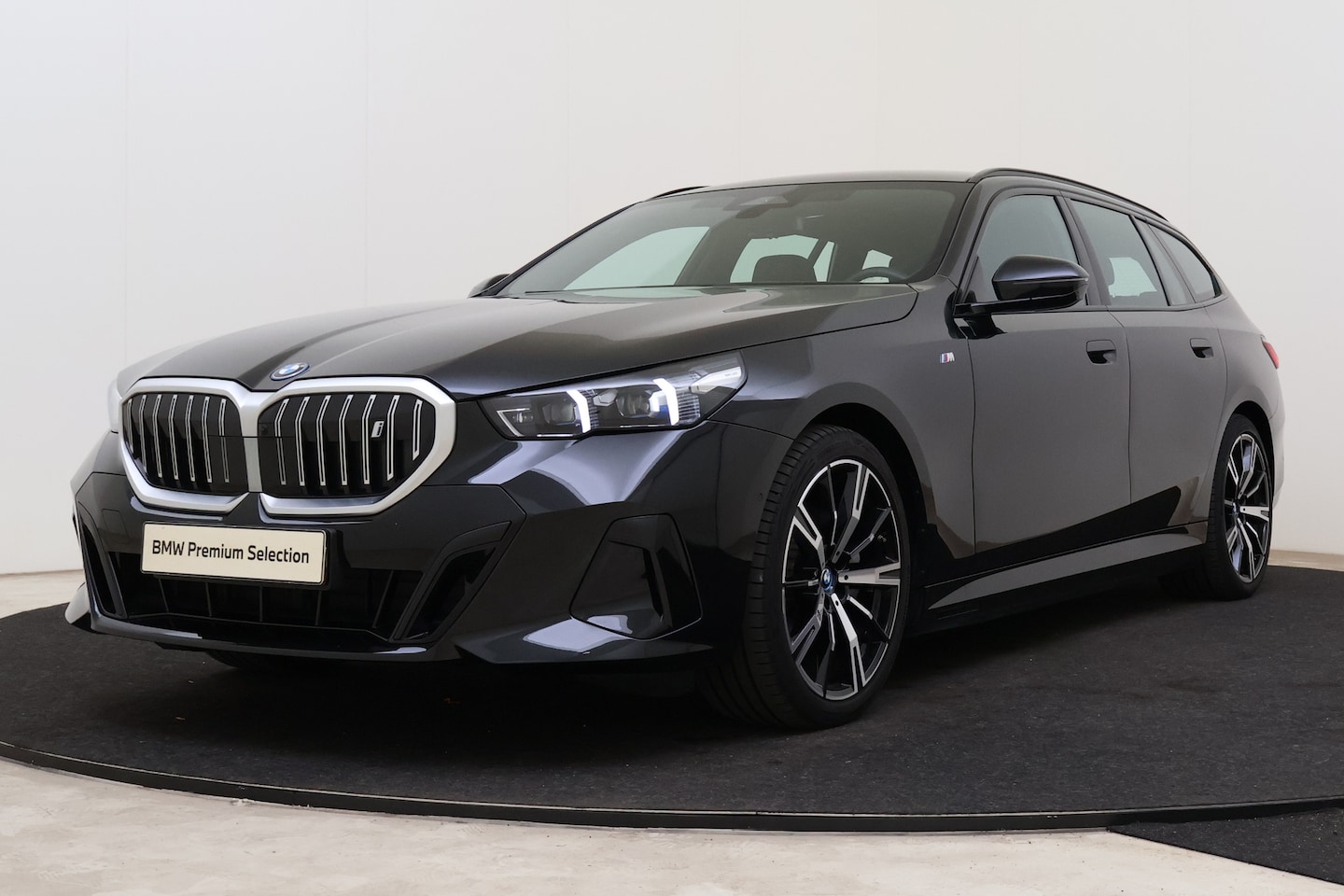 BMW i5 Touring - eDrive40 M Sport / Trekhaak / Panoramadak / Adaptieve LED / Stoelverwarming / Parking Assi - AutoWereld.nl