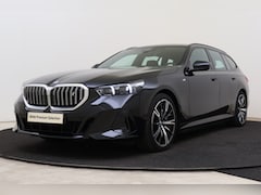 BMW i5 Touring - eDrive40 M Sport / Trekhaak / Panoramadak / Adaptieve LED / Stoelverwarming / Parking Assi