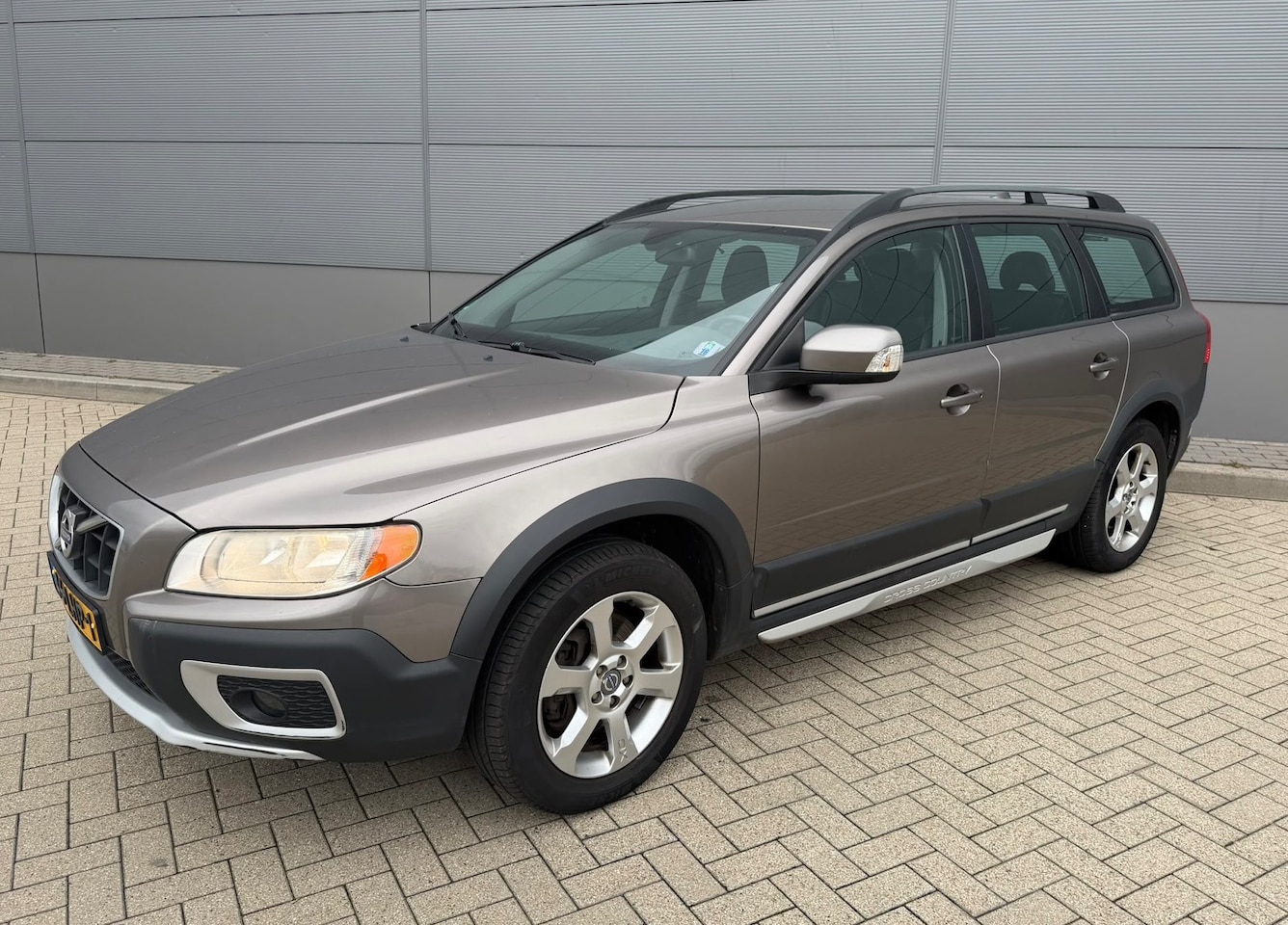 Volvo XC70 - 2.4D Kinetic 2.4D Kinetic - AutoWereld.nl