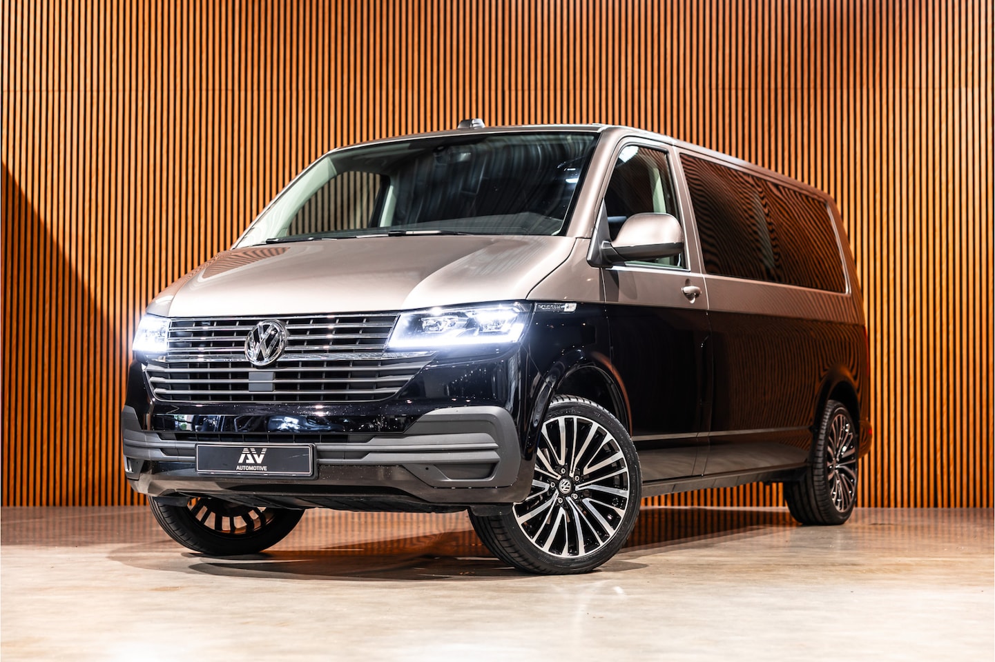 Volkswagen Transporter Caravelle - T6.1 2.0 TDI L2H1 DC Caravelle | Dubbel cabine | Two-tone | CarPlay | Camera | MF Stuur | - AutoWereld.nl