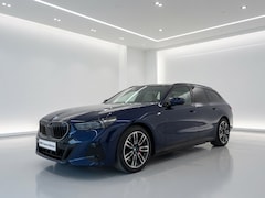BMW 5-serie Touring - 550e xDrive M-Sport Pro | Panorama | Trekhaak | Bowers & Wilkins Surround Sound | Stoelven