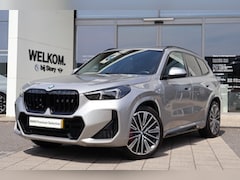 BMW X1 - xDrive23i M Sport Automaat / Panoramadak / Adaptieve LED / Sportstoelen / M Adaptief onder