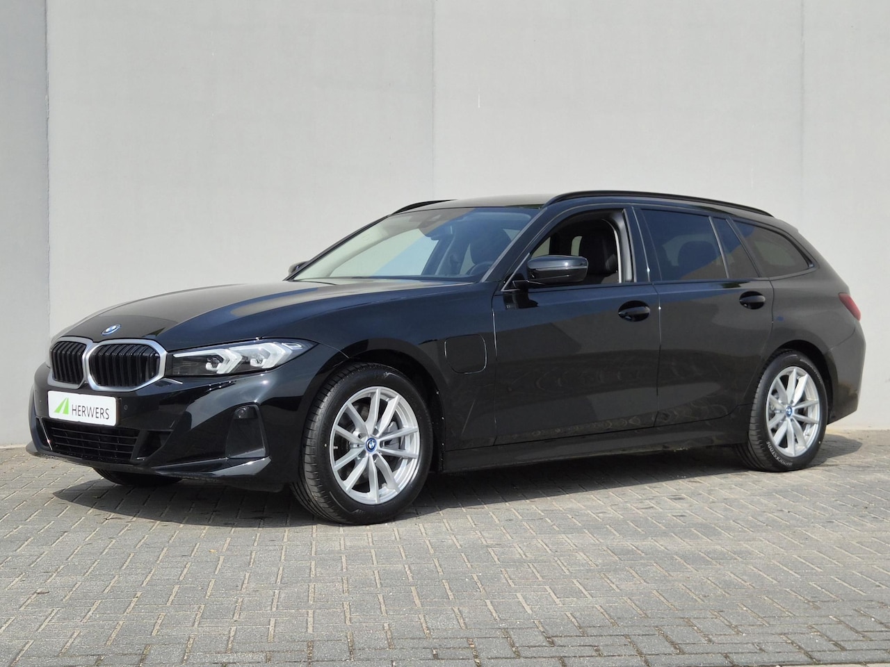 BMW 3-serie Touring - 330e | SOH 95% | Dealer onderhouden | 1.500 kg Elektr. trekhaak | EAER 60 km | Apple Carpl - AutoWereld.nl
